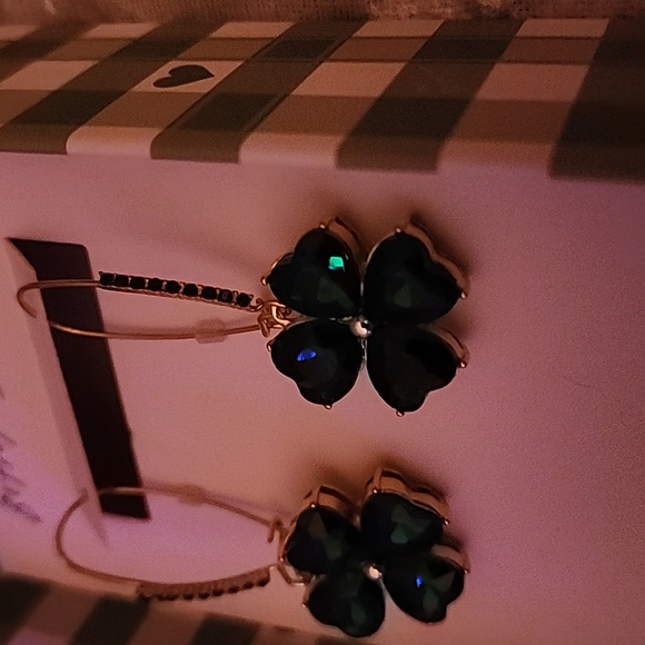 Betsey Johnson Dark💚 Green Clover Earrings/ NWB Dangling Earrings✨️💚☘️ - Picture 9 of 14